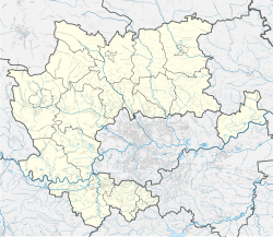 Mapa konturowa powiatu krakowskiego, po lewej znajduje się czarny trójkącik z opisem „Czerwieniec”