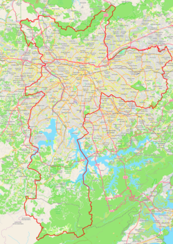 Mapa konturowa São Paulo, blisko centrum u góry znajduje się punkt z opisem „Estádio do Pacaembu”